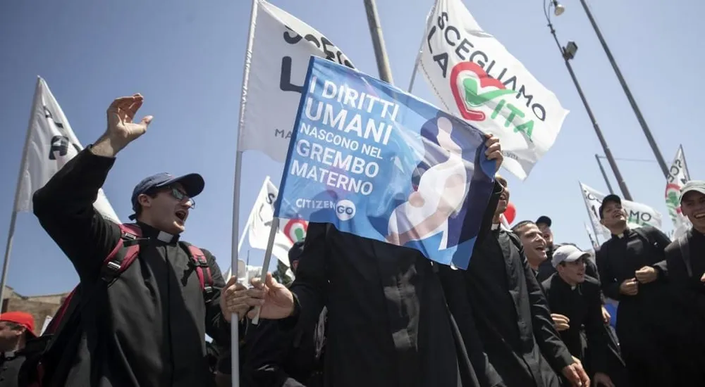In Italia i gruppi pro-life vogliono che le donne ascoltino il