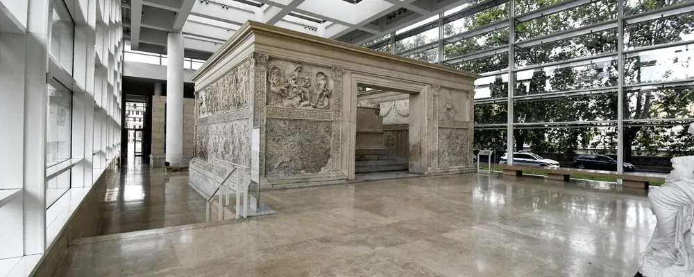 La facciata posteriore dell'Ara Pacis con i rilievi della Saturnia Tellus 