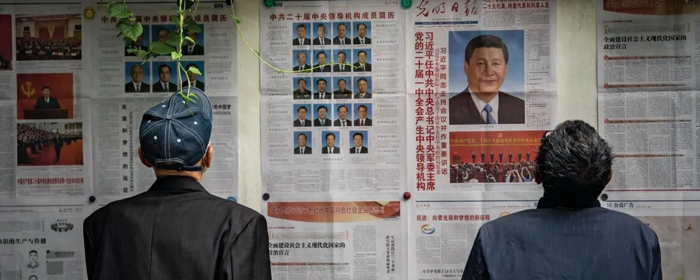 giornali murali con l’immagine di Xi Jinping a Shangai