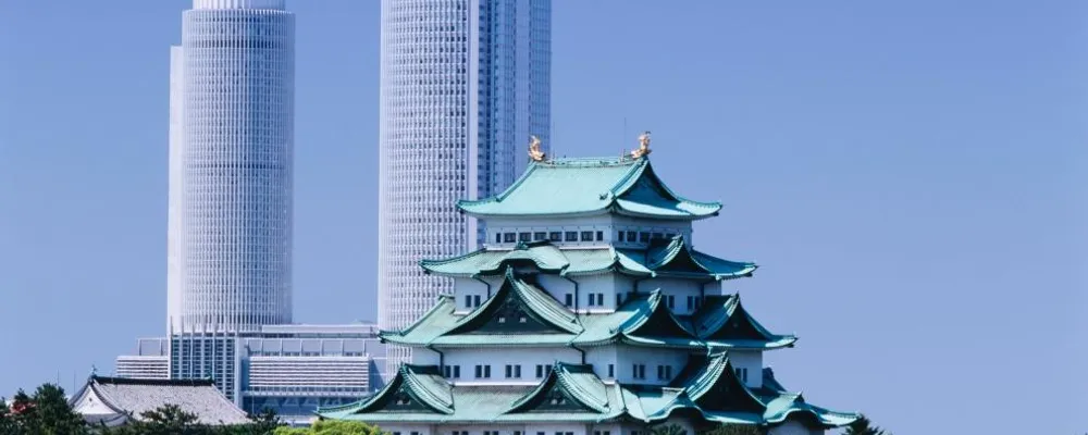 Il castello di Nagoya, sullo sfondo le Central Towers