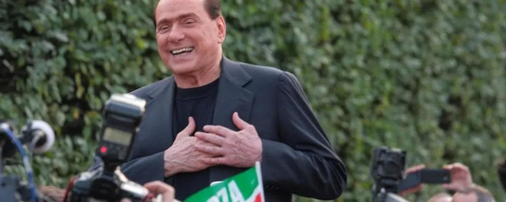 Silvio Berlusconi davanti villa San Martino ad Arcore