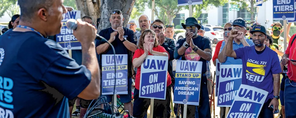 Lavoratori dello stabilimento Mopar del gruppo Stellantis di Ontario, California, durante uno sciopero.