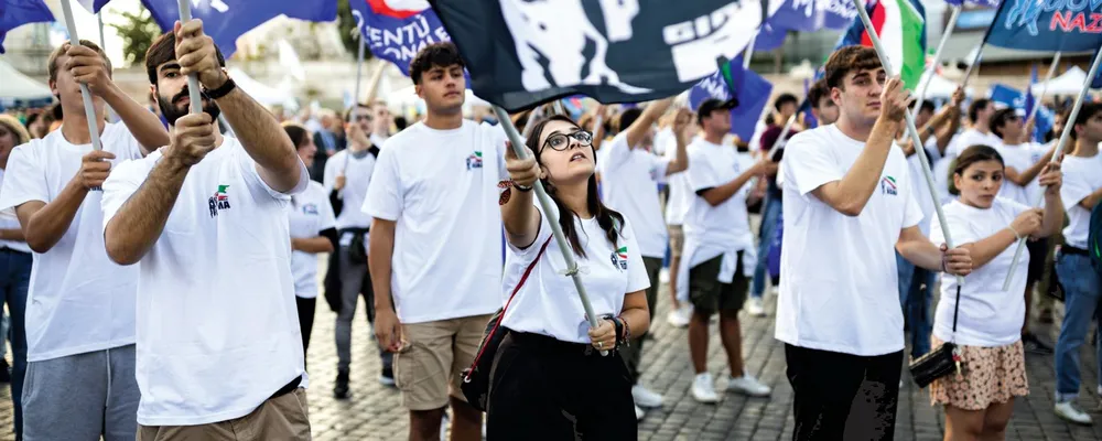 Militanti con le bandiere di Gioventù Nazionale durante una manifestazione elettorale