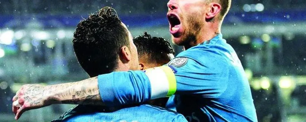 Sergio Ramos abbraccia Ronaldo dopo il gol contro la Juve