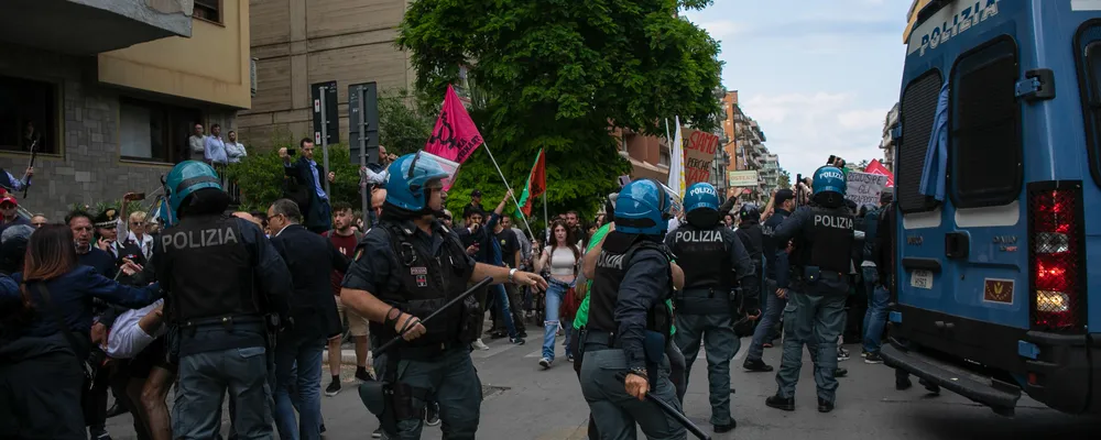 23/05/2023 Palermo, tensione alla commemorazione della strage di Capaci, il corteo di studenti e sindacati è stato caricato dalla polizia. Attimi di tensione e sfondamento del cordone nei pressi dell'Albero Falcone.