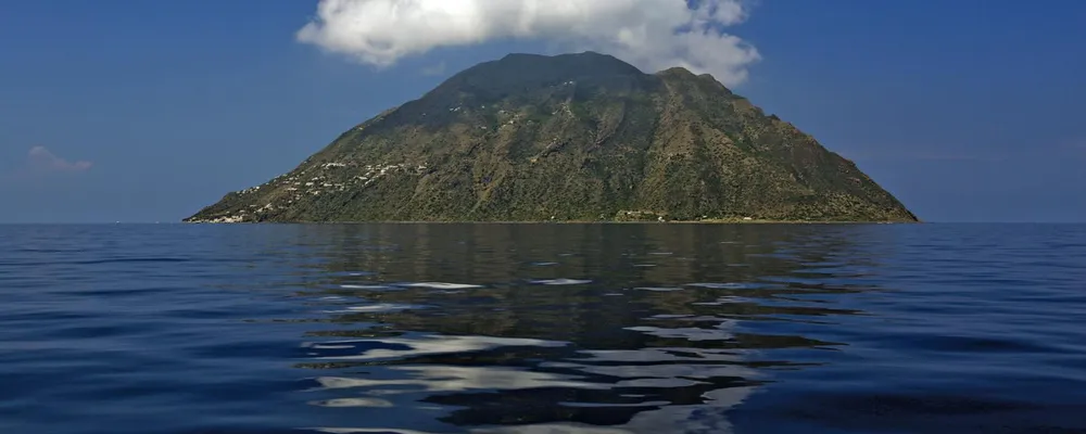 Veduta dell'isola di Alicudi, nell'arcipelago delle Eolie