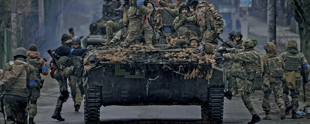 Soldati ucraini a bordo di un carrarmato