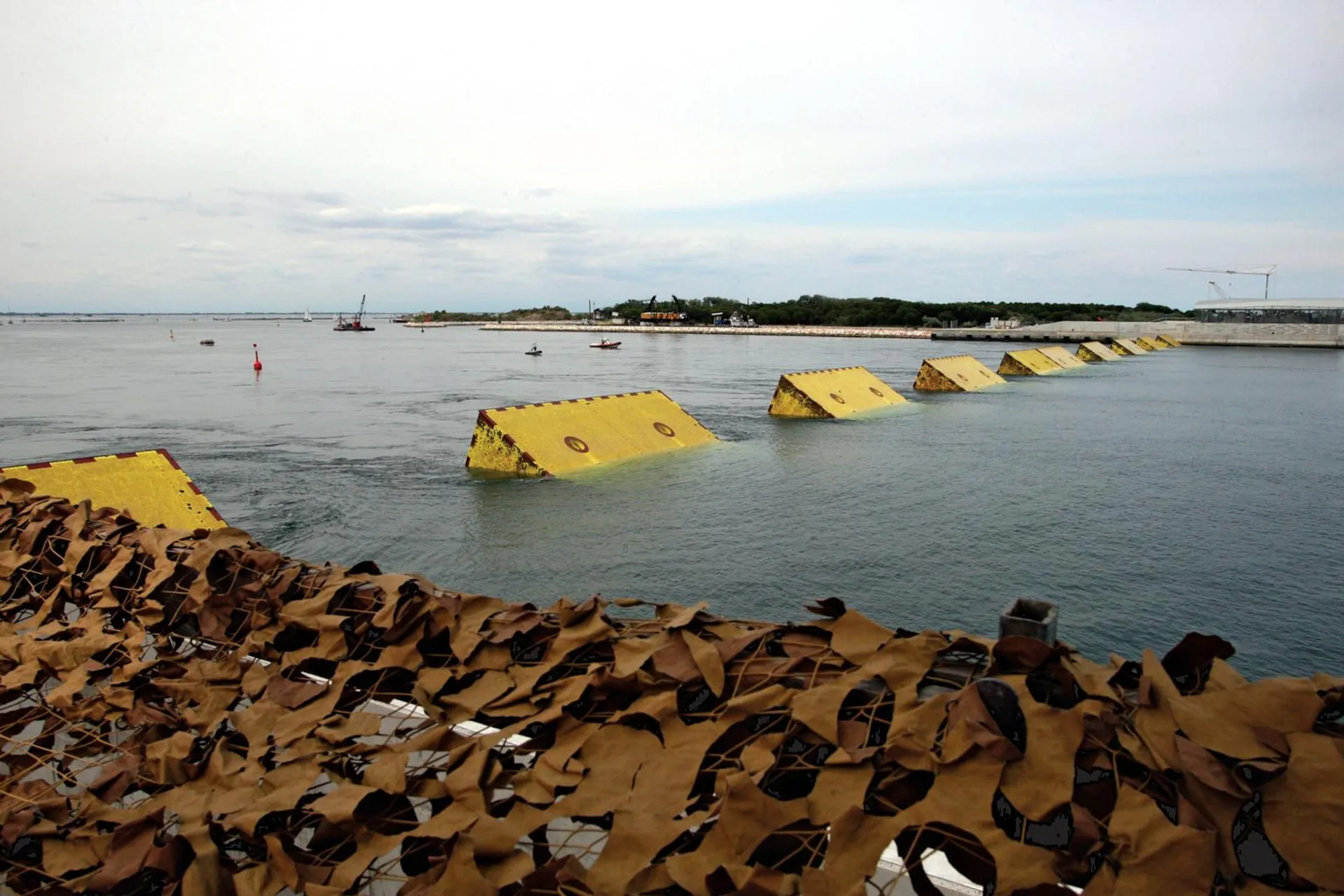 Bocca di Porto di Chioggia: vengono alzate le schiere delle 19 paratoie del Mose