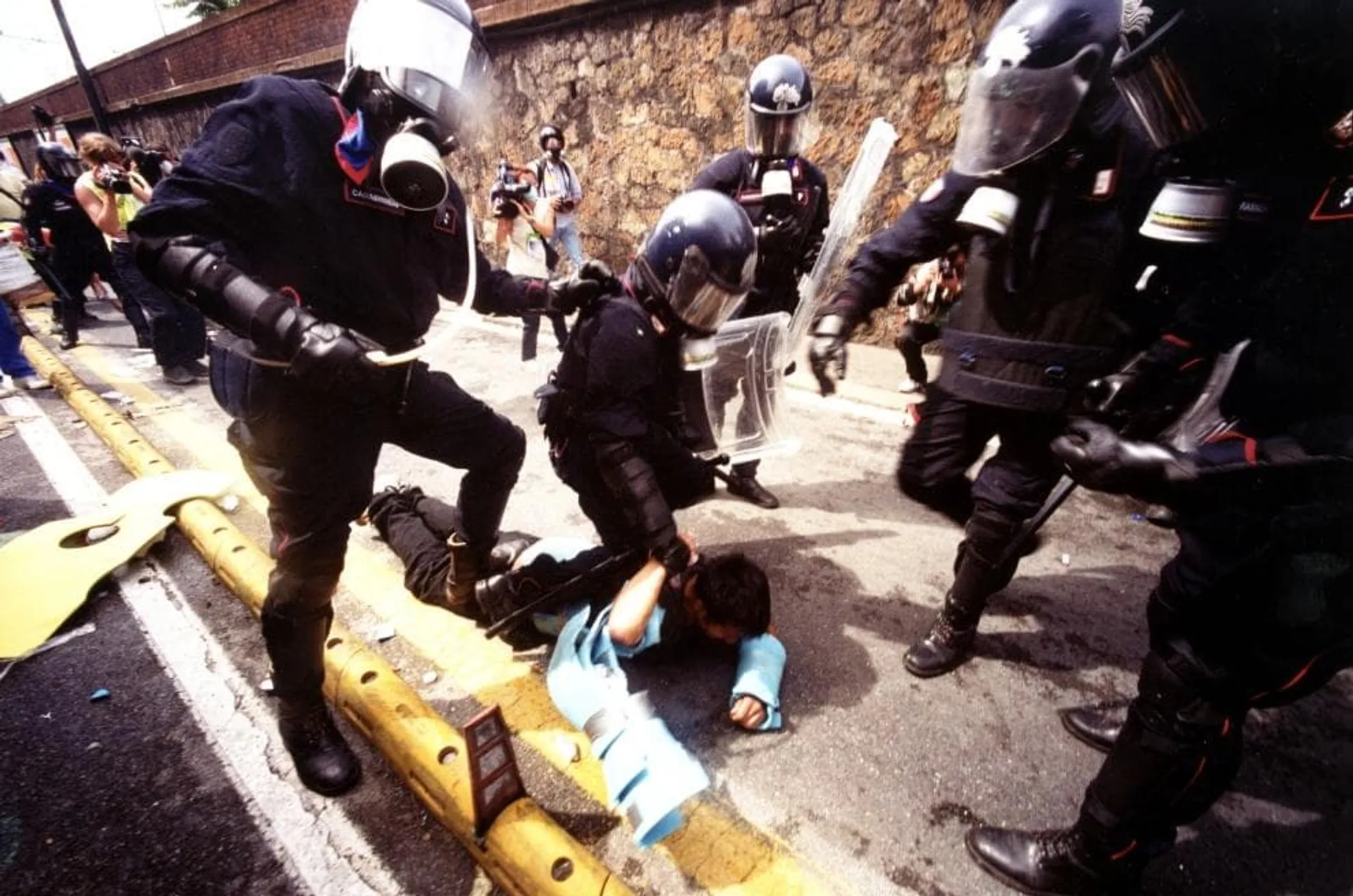 Fermo di un manifestante al G8 di Genova del 2001