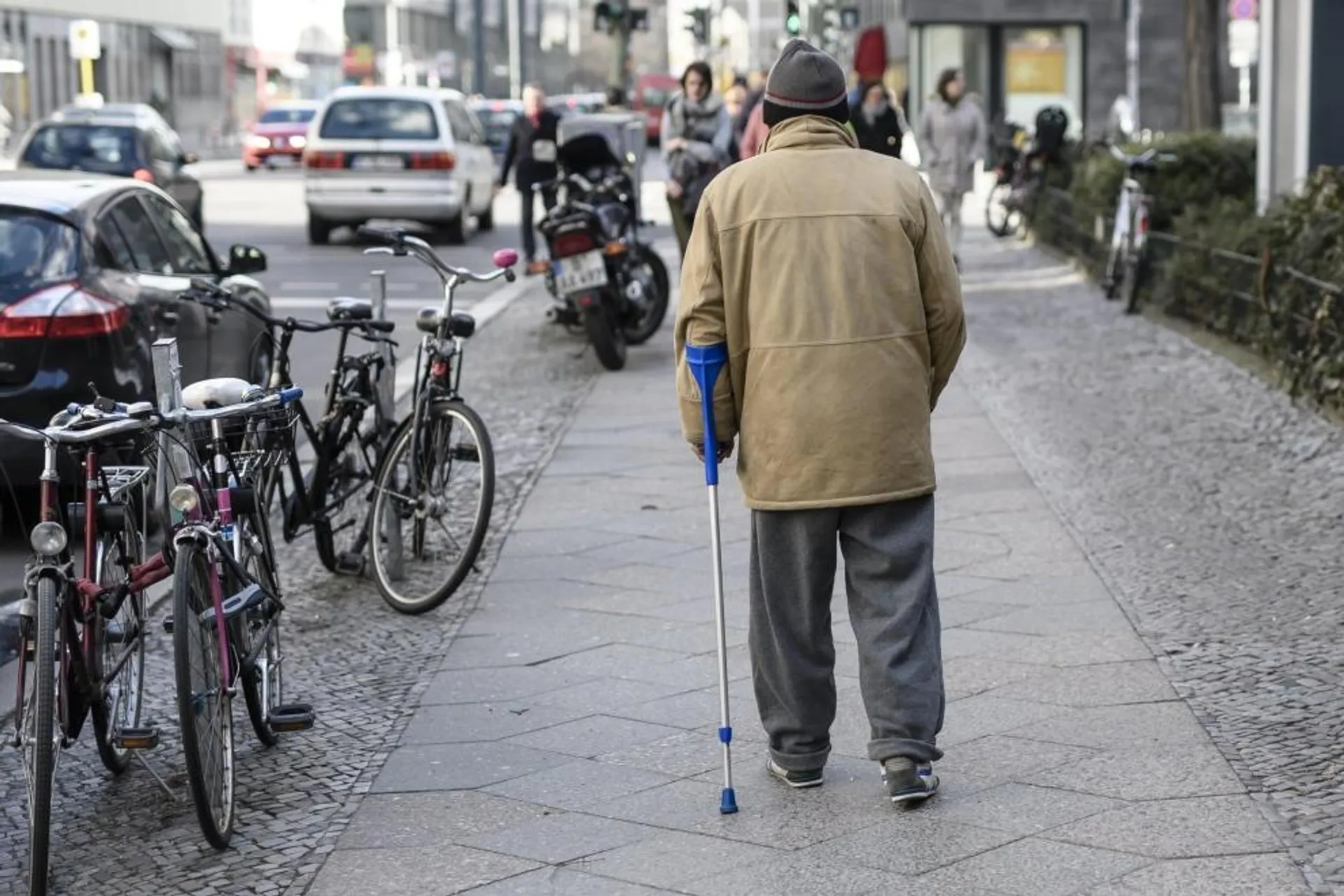 welfare, povertà, poveri, anziani