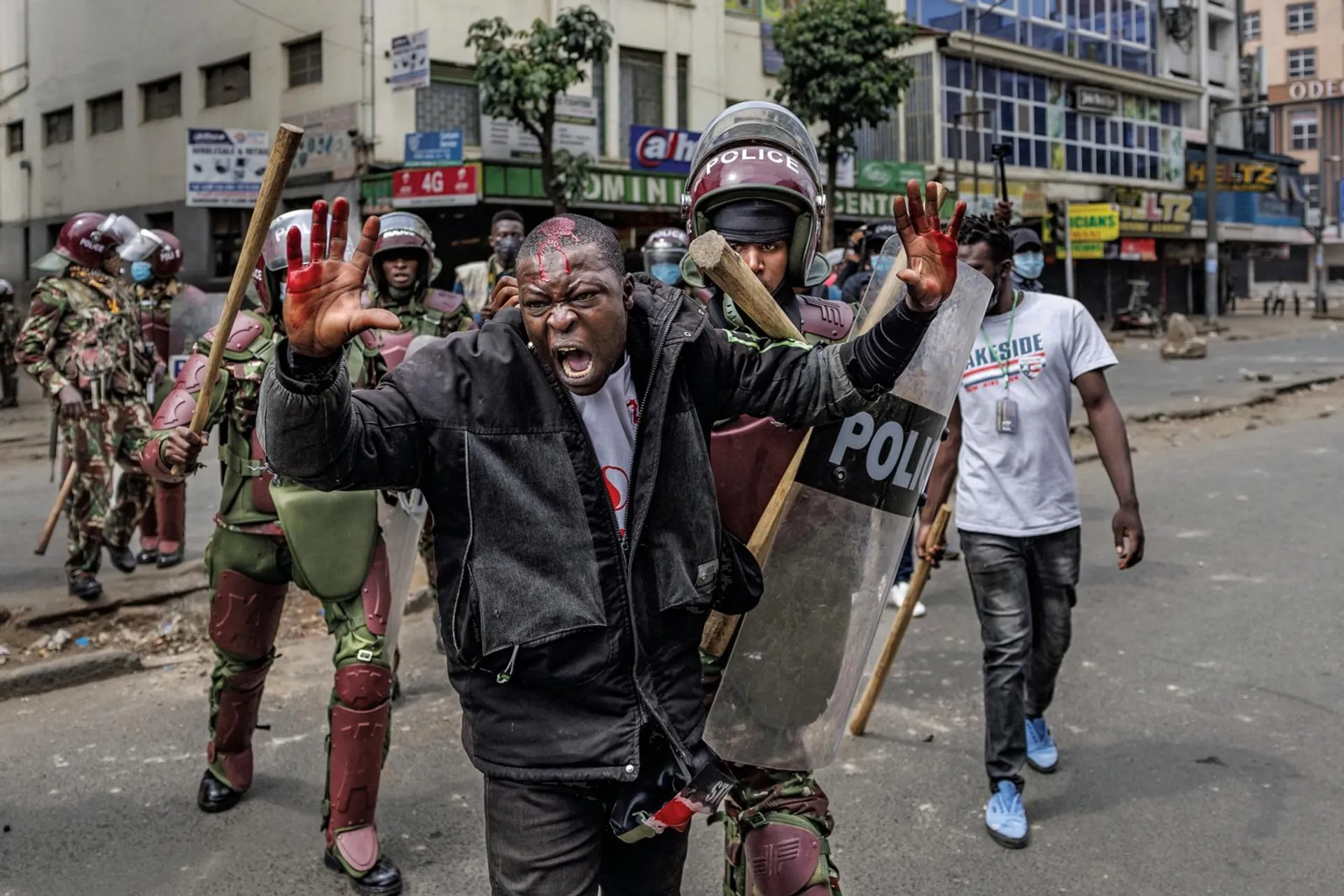 Un manifestante viene arrestato dopo essere stato ferito dalla polizia a Nairobi