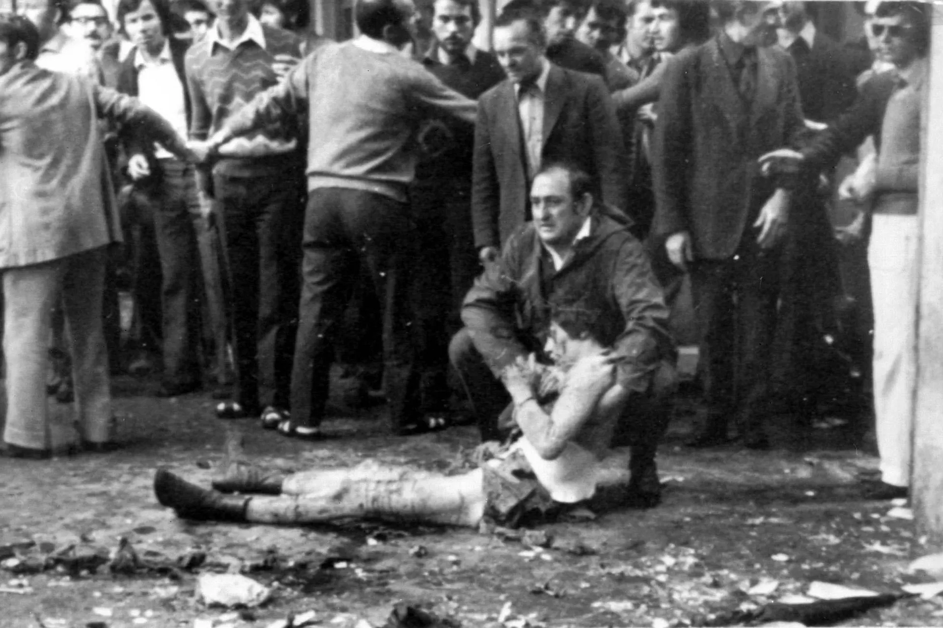 Piazza della Loggia a Brescia dopo l'attentato del 28 maggio 1974 