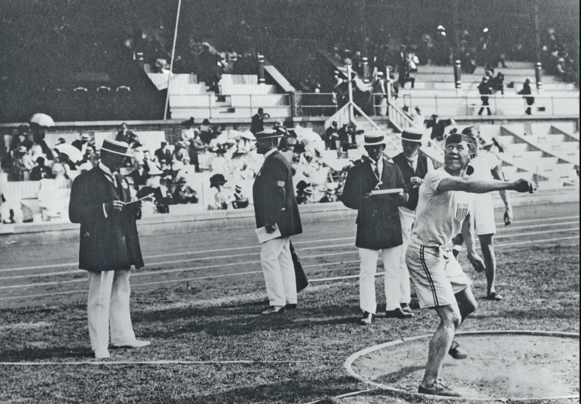 STOCCOLMA 1912Thorpe lancia il martello a Stoccolma nelle Olimpiadi del 1912.Vinse l’oro nel Pentathon e nel Decathlon