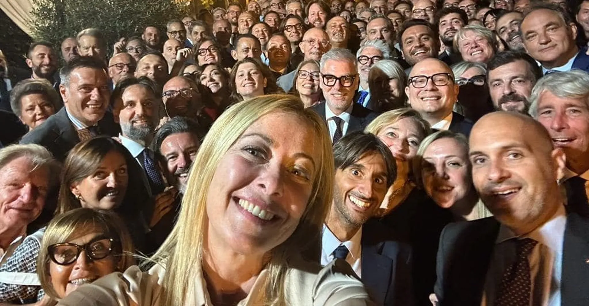 Giorgia Meloni alla cena con gli esponenti di Fdi 