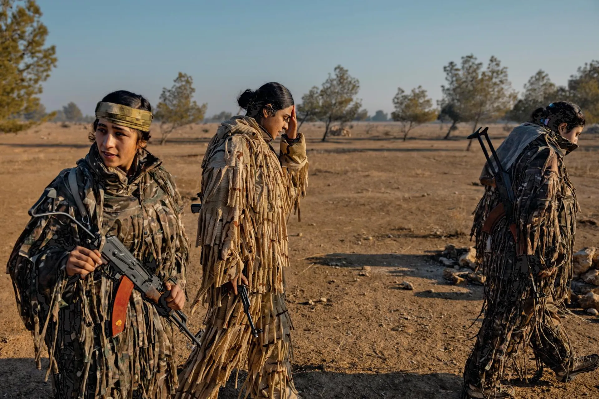 Combattenti delle milizie Ypj si esercitano in un campo ad Al-Hasakah, in Siria