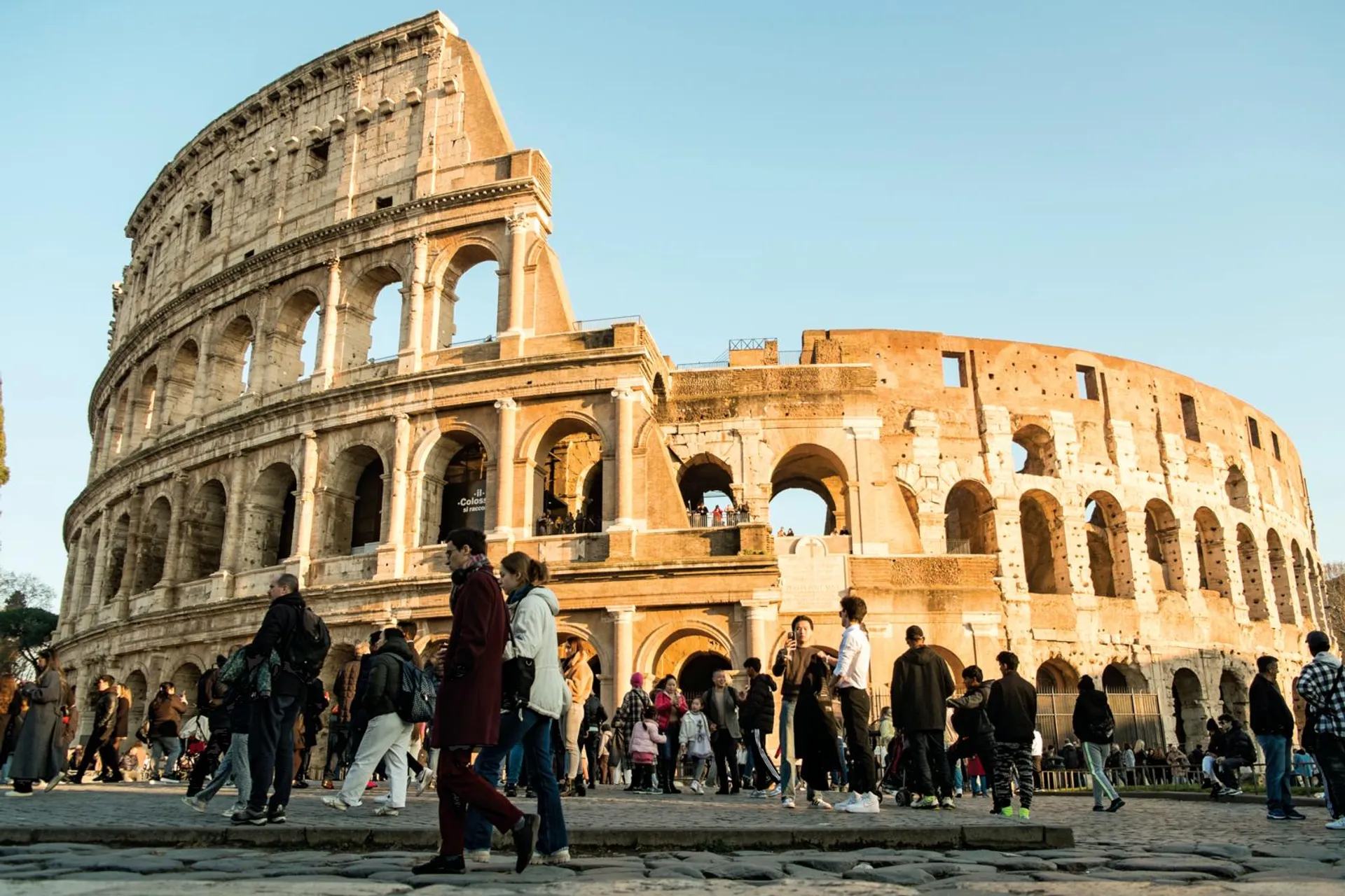 Turisti al Colosseo il 1° gennaio scorso. Nella Capitale l’emergenza abitativa è grave, soprattutto con il flusso di visitatori per il Giubileo