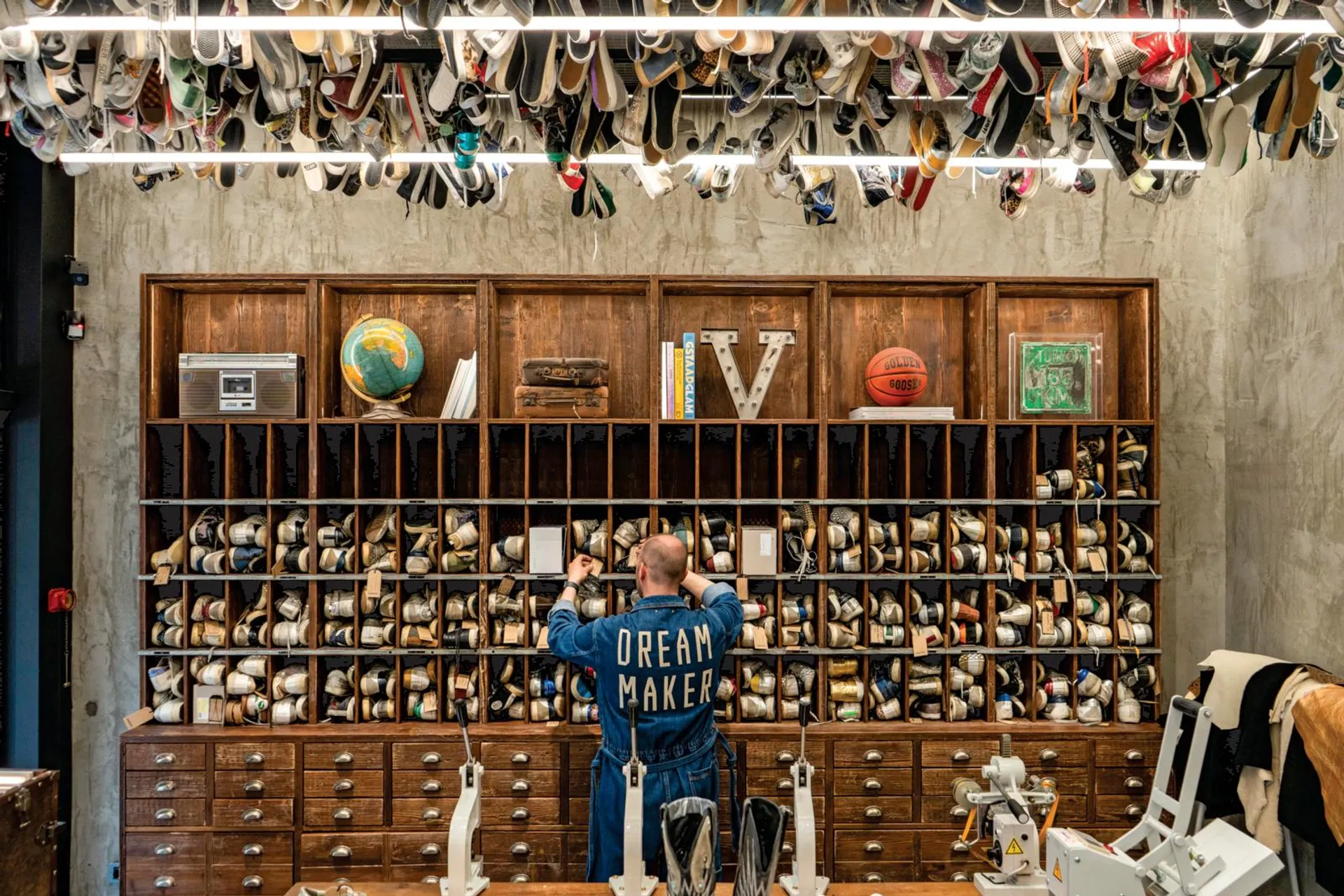 Manifattura di qualità nel reparto riparazioni di uno store monomarca di calzature a Milano