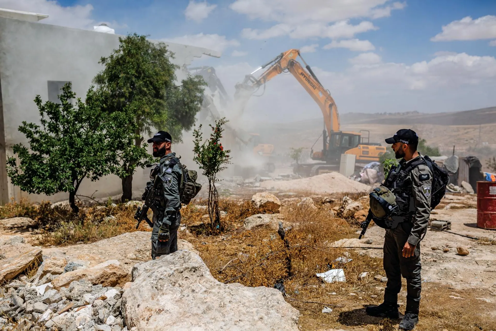 Le autorità israeliane radono al suolo alcune abitazioni del villaggio di Al-Jawaya, nella zona di Masafer Yatta