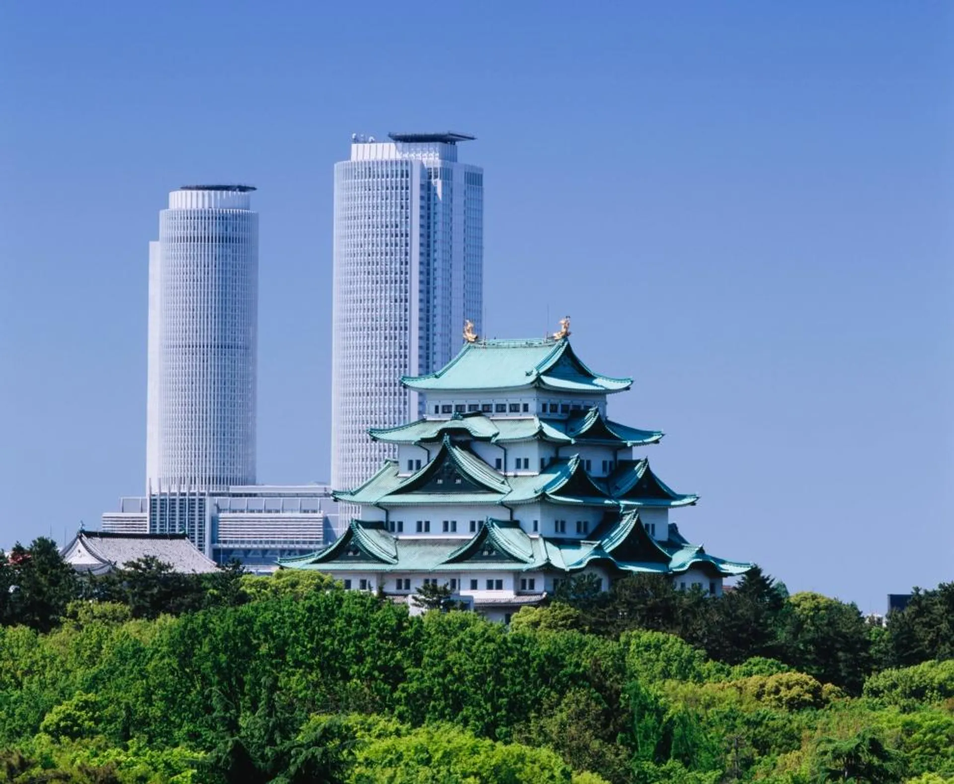 Il castello di Nagoya, sullo sfondo le Central Towers