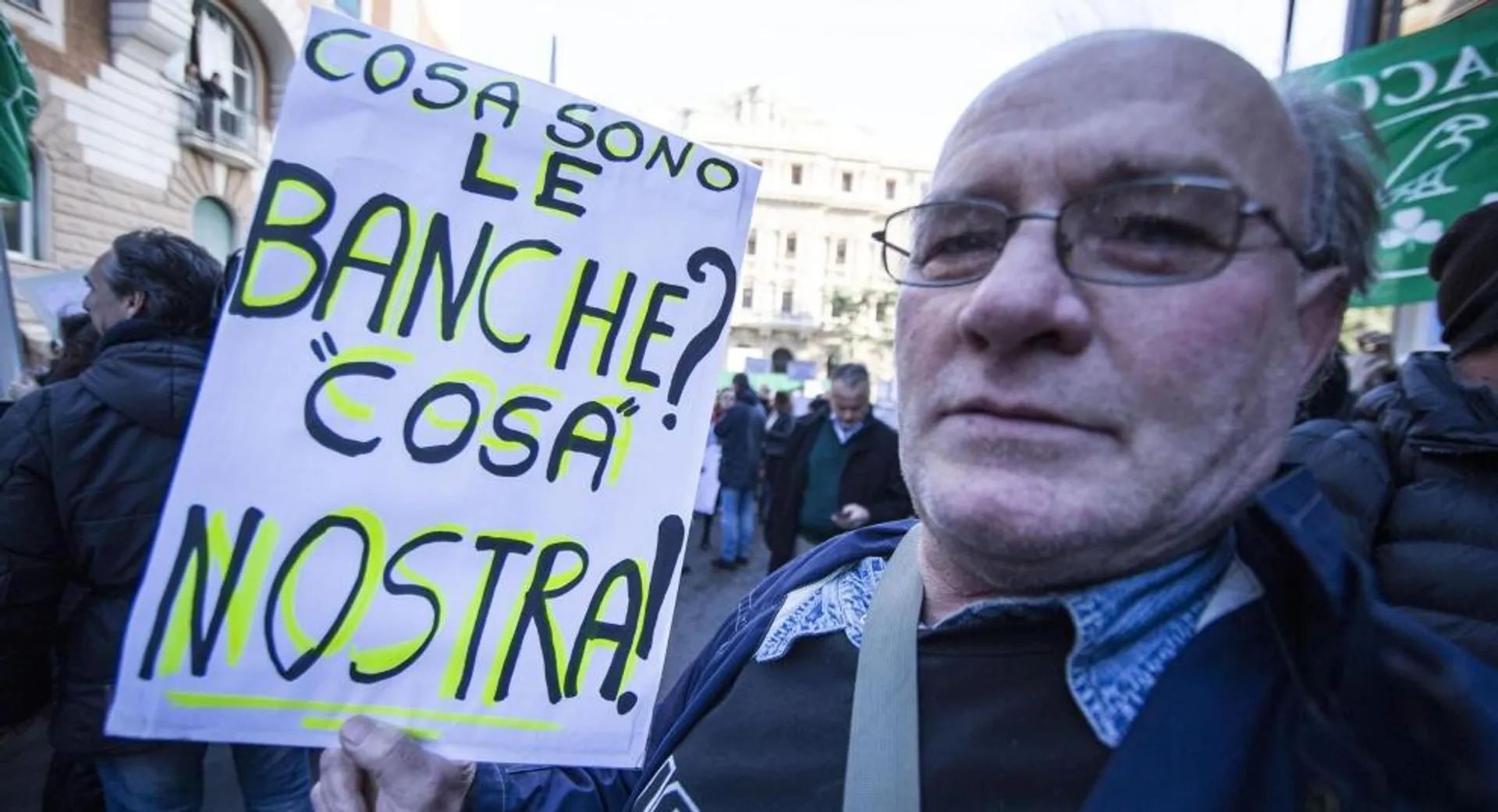  Risparmiatori truffati dalle banche manifestano davanti alla sede della Consob