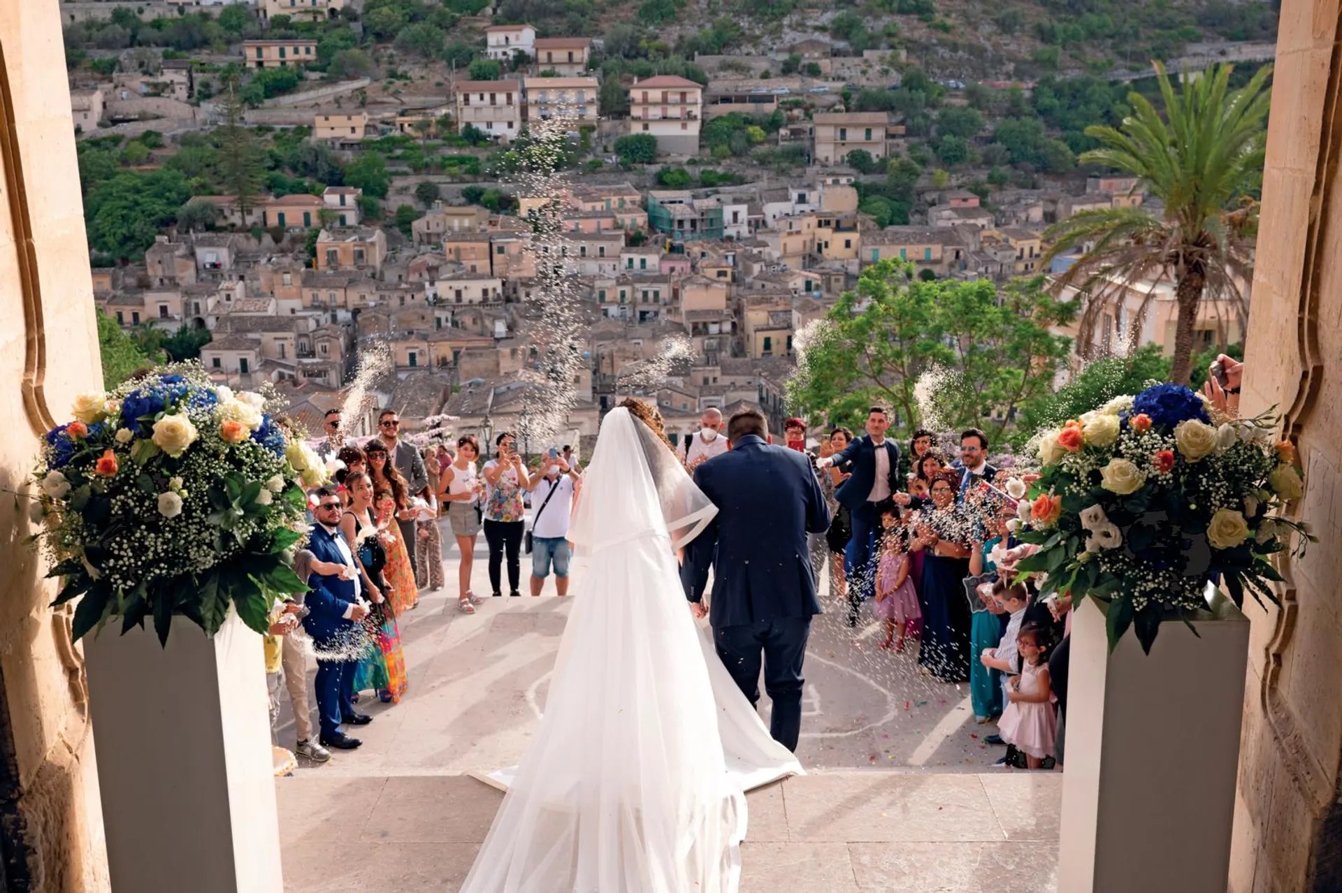 IL FATIDICO Sì Una coppia festeggia il proprio matrimonio a Modica, nel Ragusano