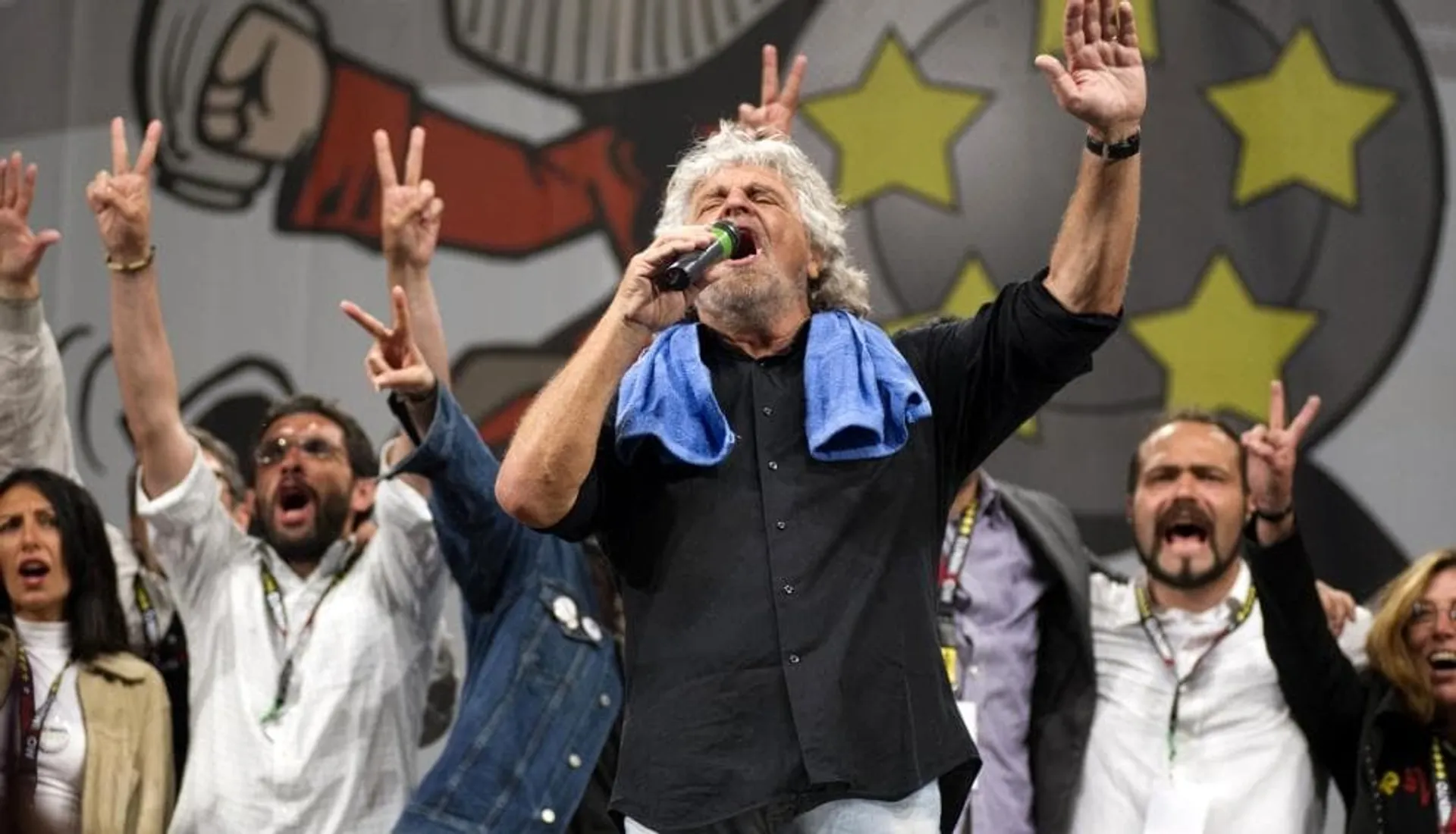 Beppe Grillo al termine di un comizio elettorale