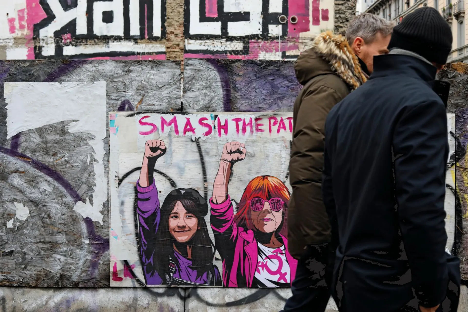 Il murales di Laika dal titolo “Smash the patriarchy”, con raffigurate Giulia Cecchettin e Gisele Pelicot 