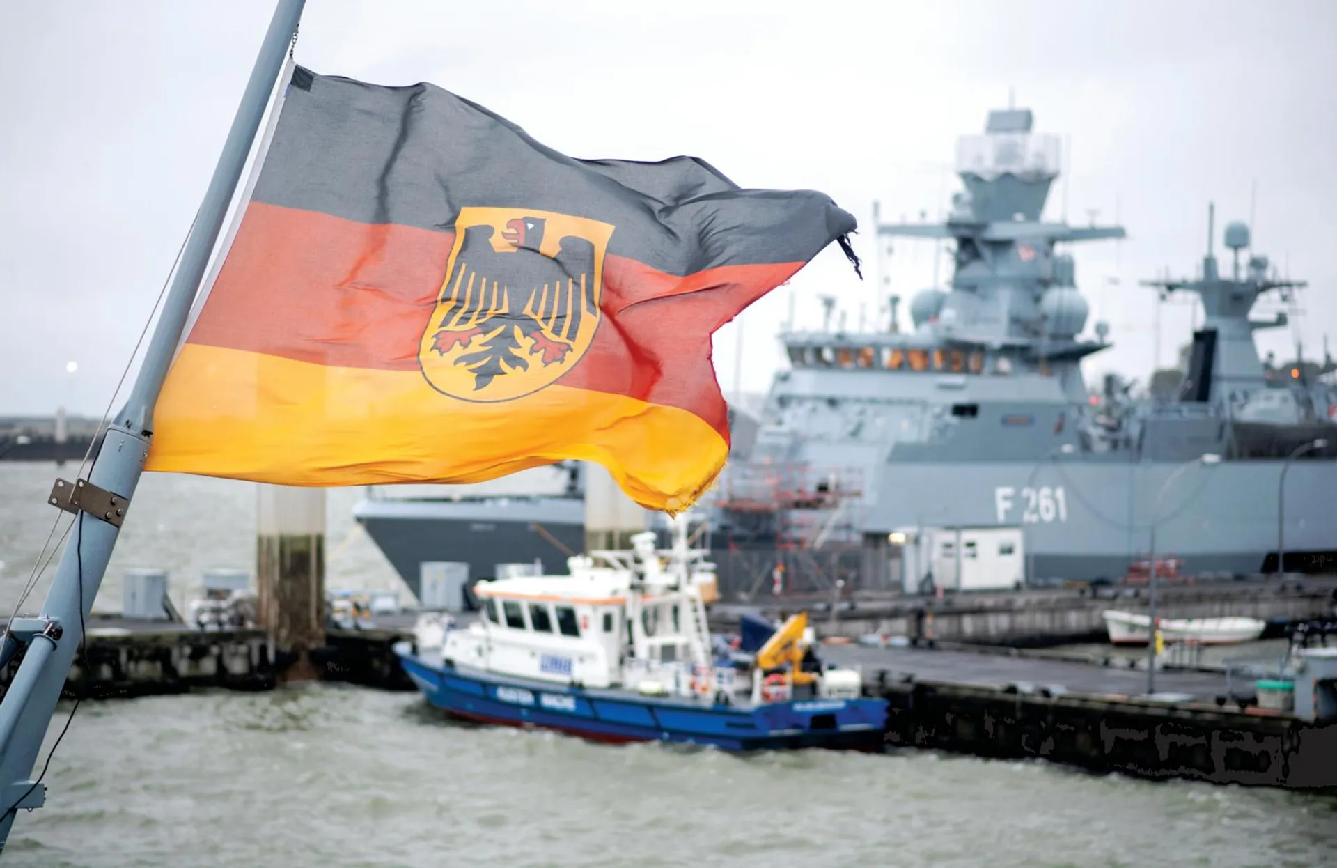 Una nave militare tedesca nel porto di Wilhelmshaven, sul mare del Nord