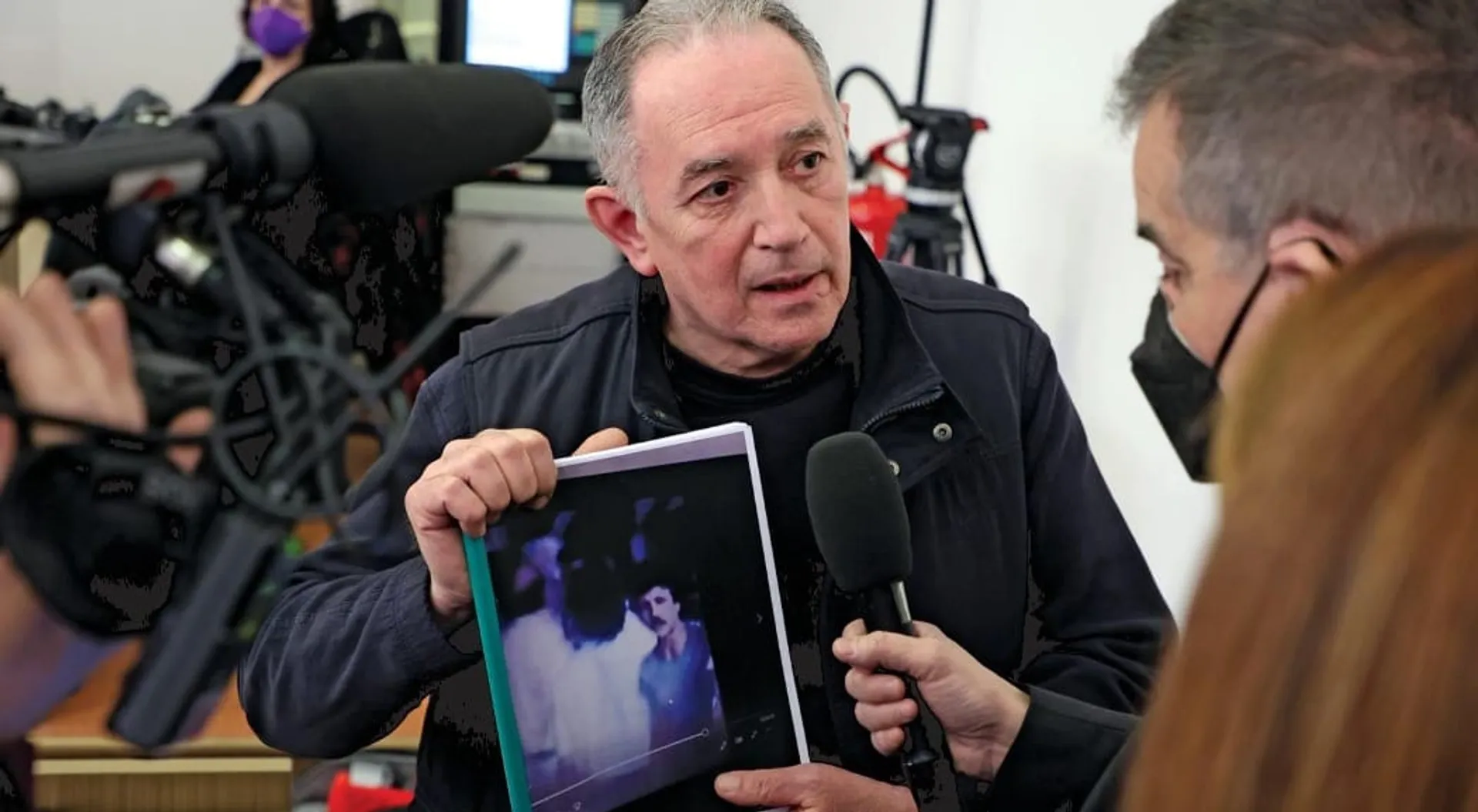 <p>Paolo Bellini, con il fotogramma del filmato che secondo l&rsquo;accusa lo ritrae alla stazione di Bologna all&rsquo;ora della strage, all&rsquo;ultima udienza prima della sentenza, il 6 aprile 2022.&nbsp;</p>
