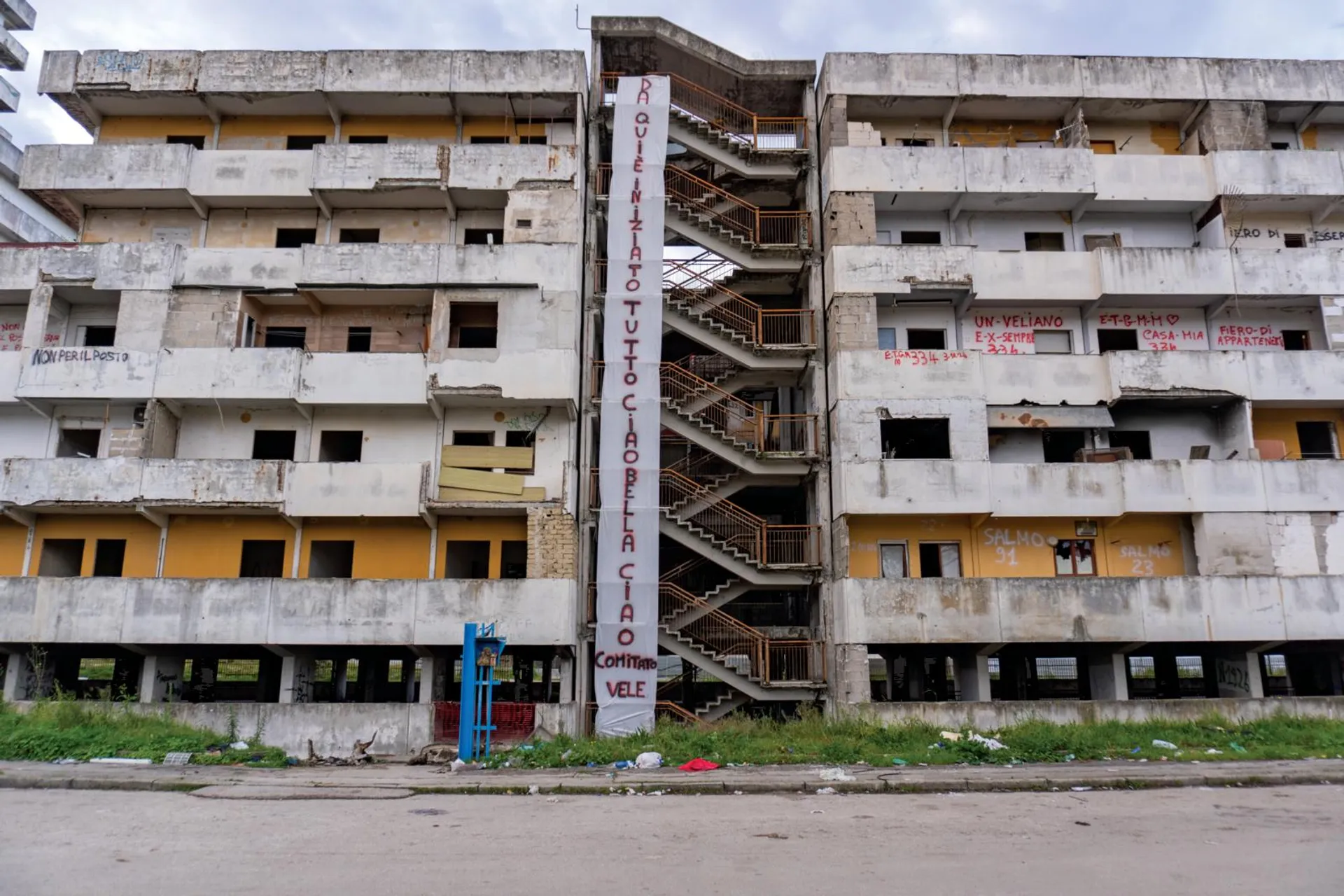 «Da qui è iniziato tutto. Ciao bella ciao»: è lo striscione del Comitato Vele di Scampia su quella gialla, sgomberata a dicembre 2024