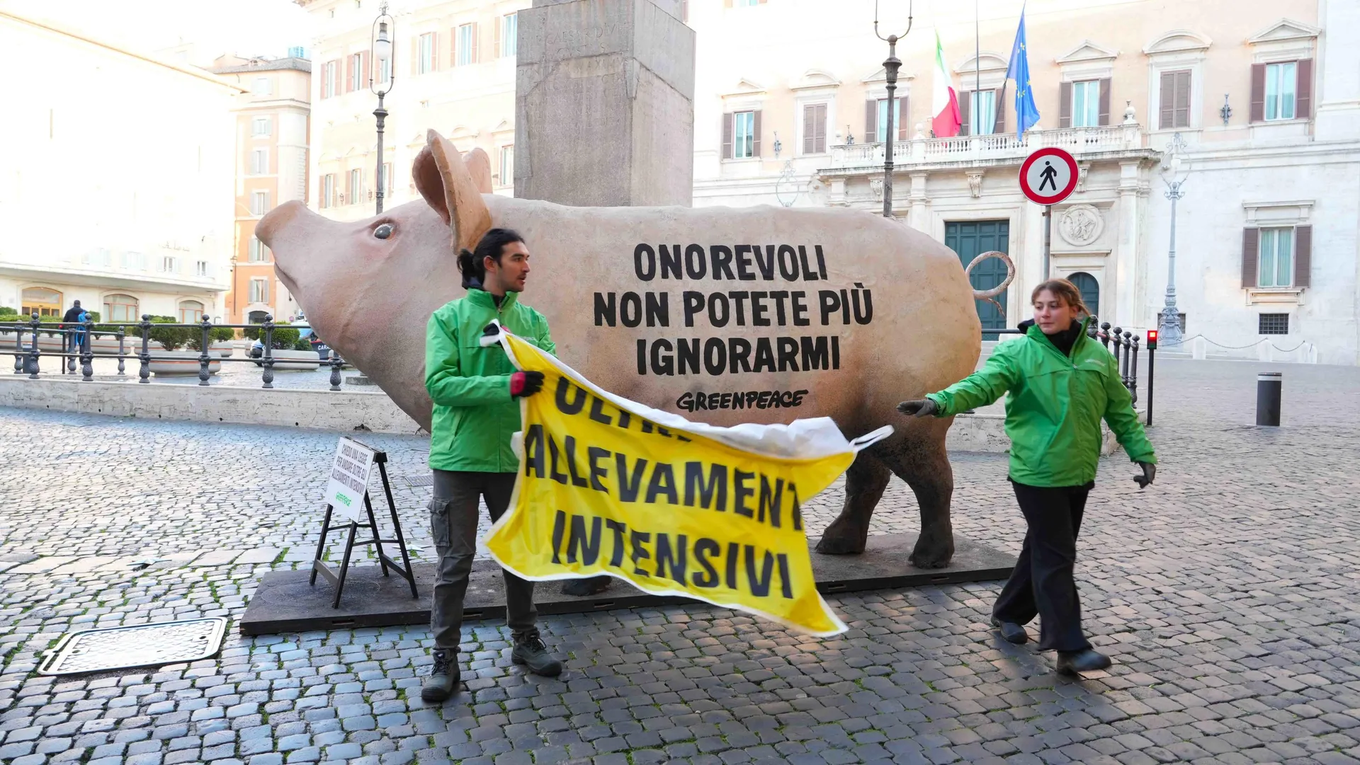 Maiale gigante davanti al Parlamento contro gli allevamenti intensivi