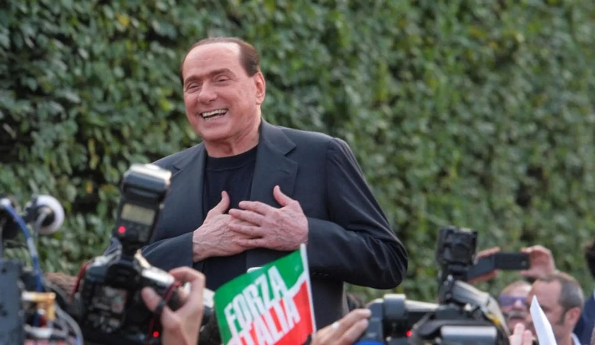 Silvio Berlusconi davanti villa San Martino ad Arcore