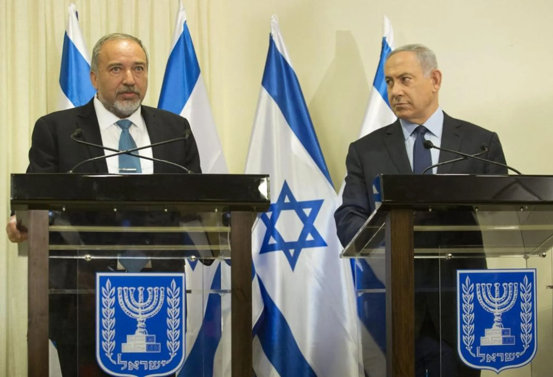 Avigdor Lieberman (a sinistra) con il primo ministro Benjamin Netanyahu