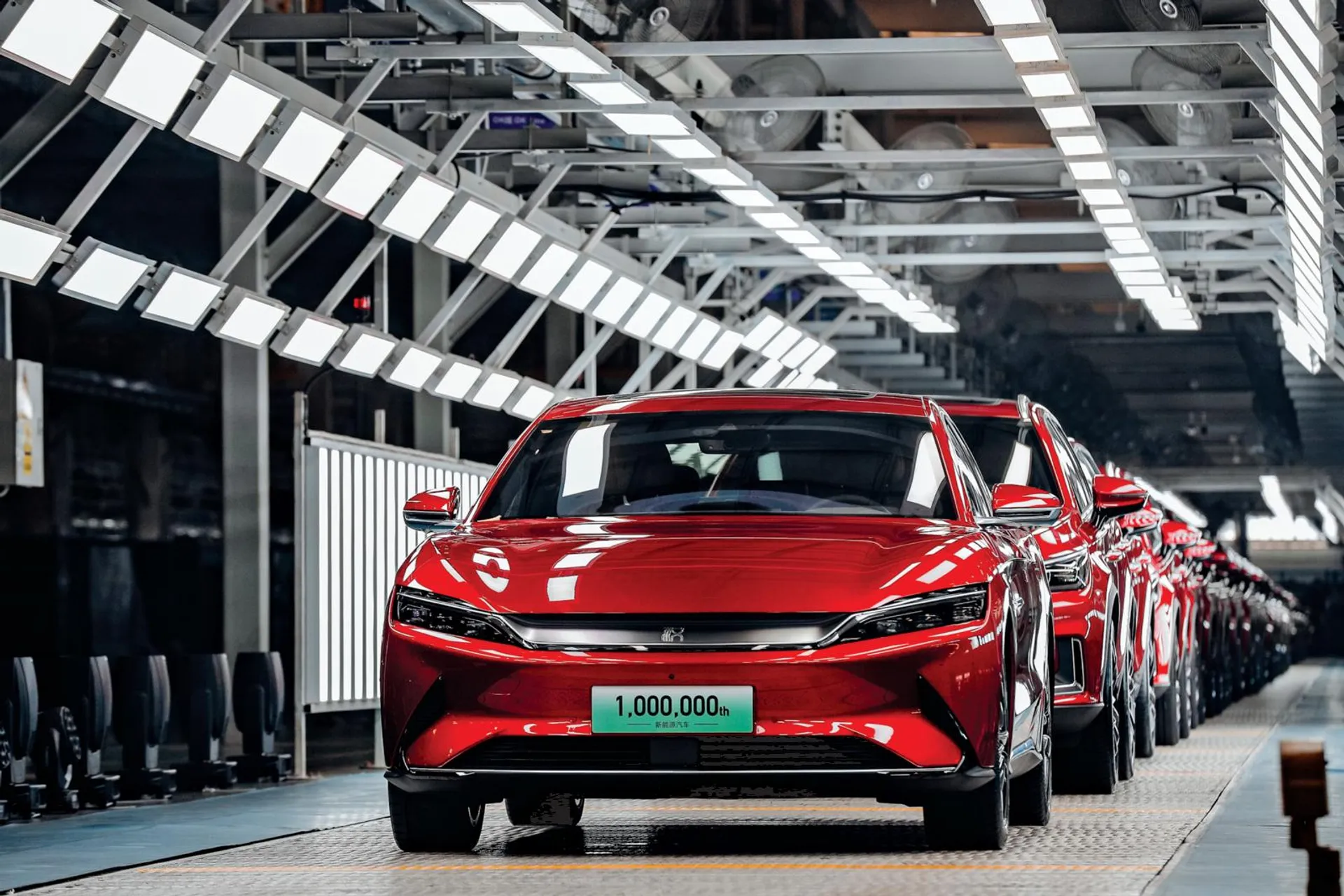 Auto della Byd nel sito di produzione di Shenzhen. Nel 2024 la casa cinese ha venduto oltre 4 milioni di veicoli