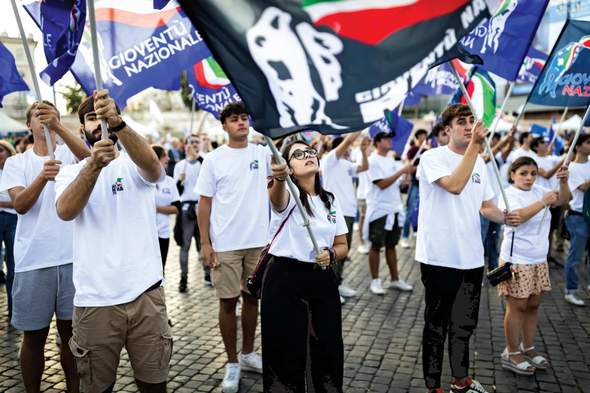 Militanti con le bandiere di Gioventù Nazionale durante una manifestazione elettorale