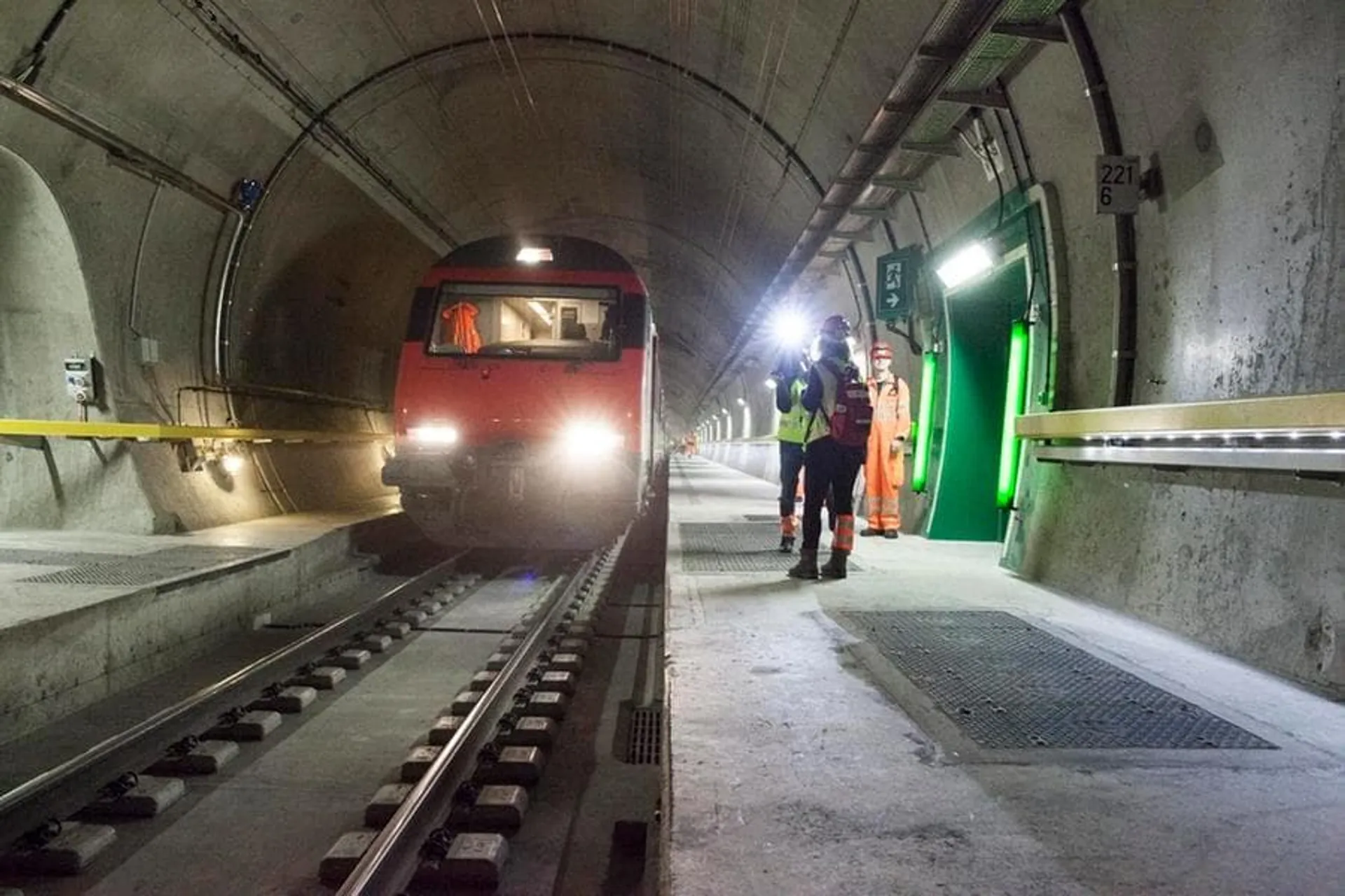 2016 MAR, GOTTARDO, SVIZZERA. Stazione multifunzionale di Sedrun. Prova di evacuazione. © FABRIZIO GIRALDI