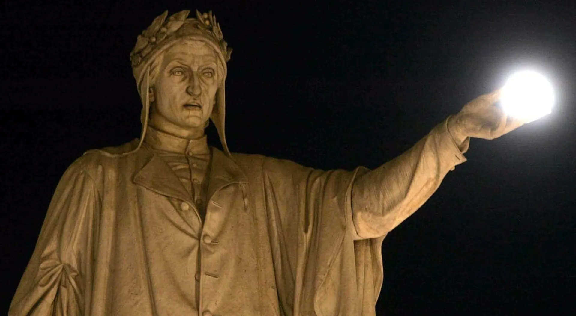 epa000285289 Full moon looks as it were retained by the left hand of the statue of Italian poet Dante Alighieri in Dante's square in central Naples late 29 September 2004.  EPA/CIRO FUSCO