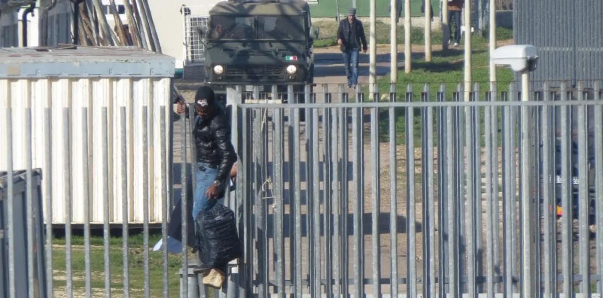 Bari, la fuga dal centro sotto gli occhi dei militari