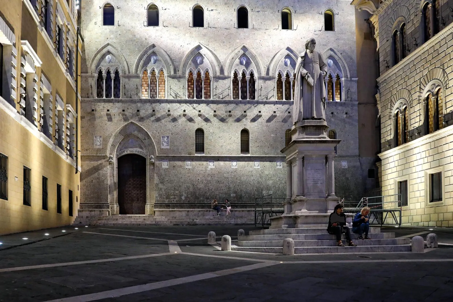 Siena, piazza Salimbeni, sede della banca Monte dei Paschi