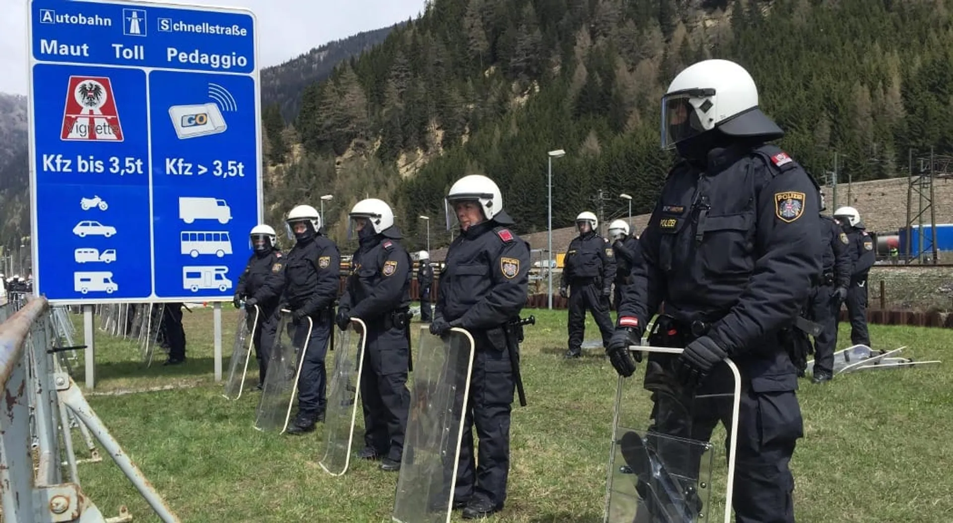 Poliziotti austriaci in assetto antisommossa in occasione della manifestazione promossa dai centri sociali e da 'Sinistra italiana' contro l'ipotizzata chiusura ai migranti del valico italo-austriaco del Brennero, Brennero, 24 Aprile 2016. ANSA/ ROBERTO TOMASI


