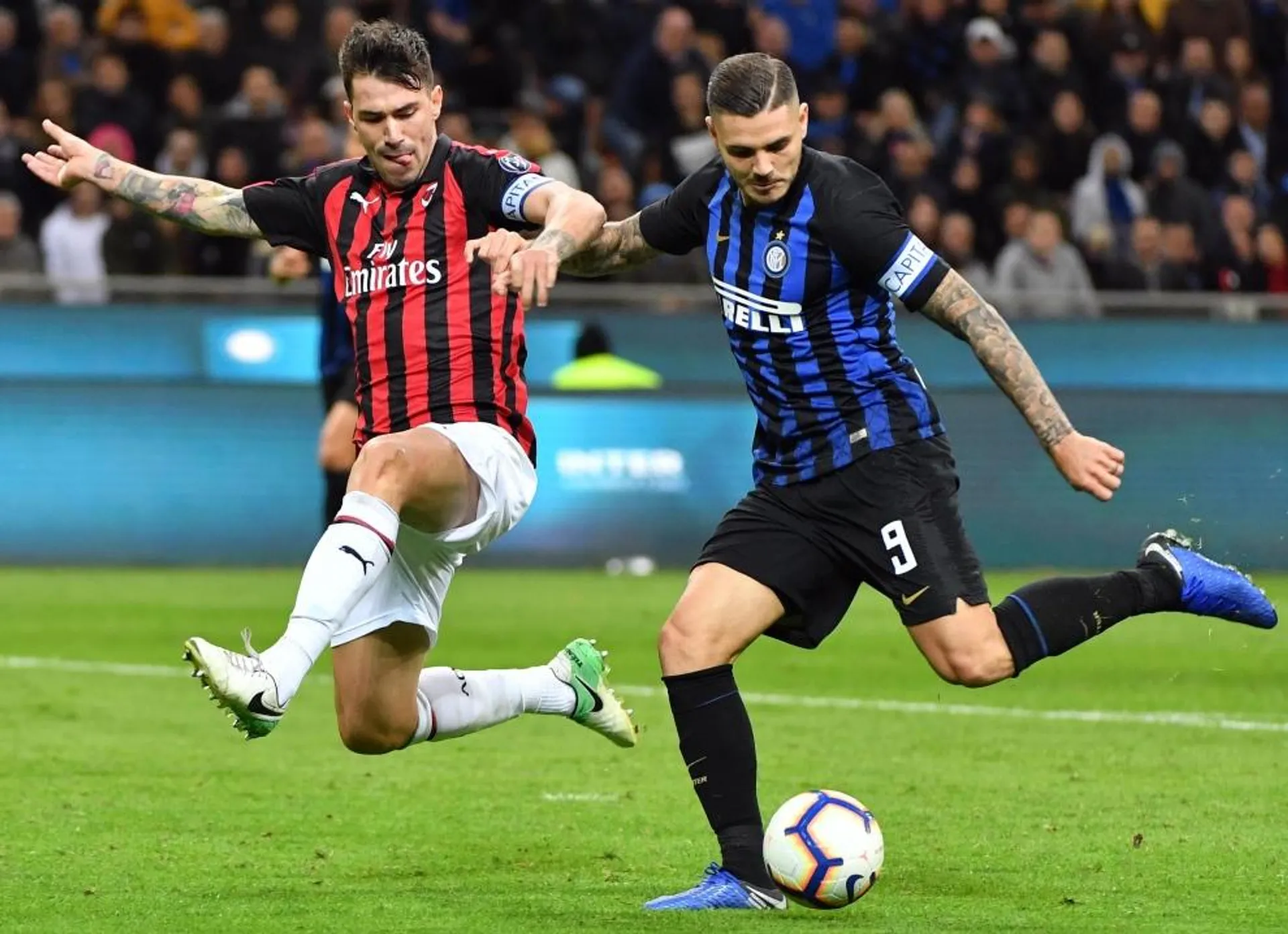 Icardi e Romagnoli durante l'ultimo derby Inter-Milan