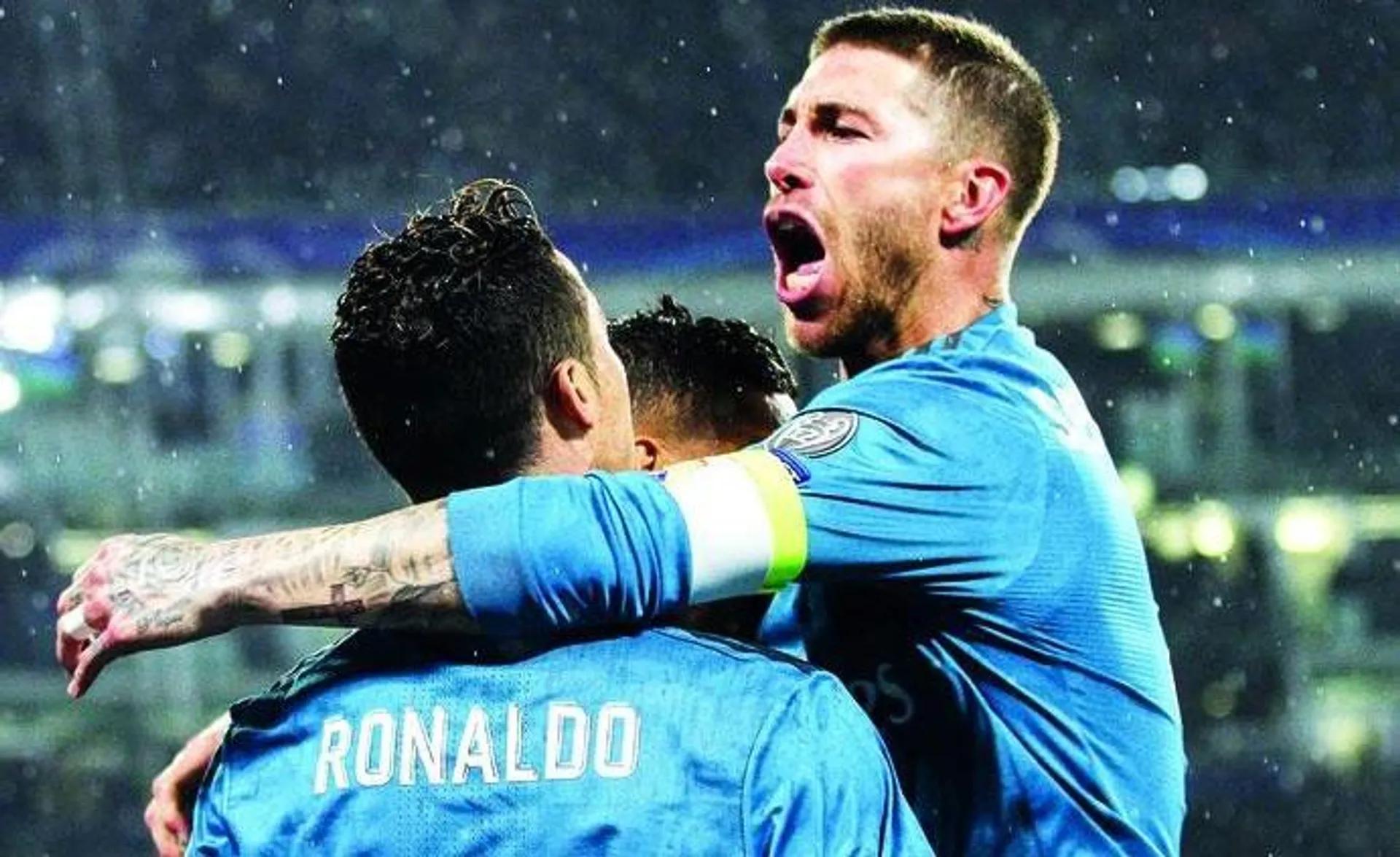 Sergio Ramos abbraccia Ronaldo dopo il gol contro la Juve