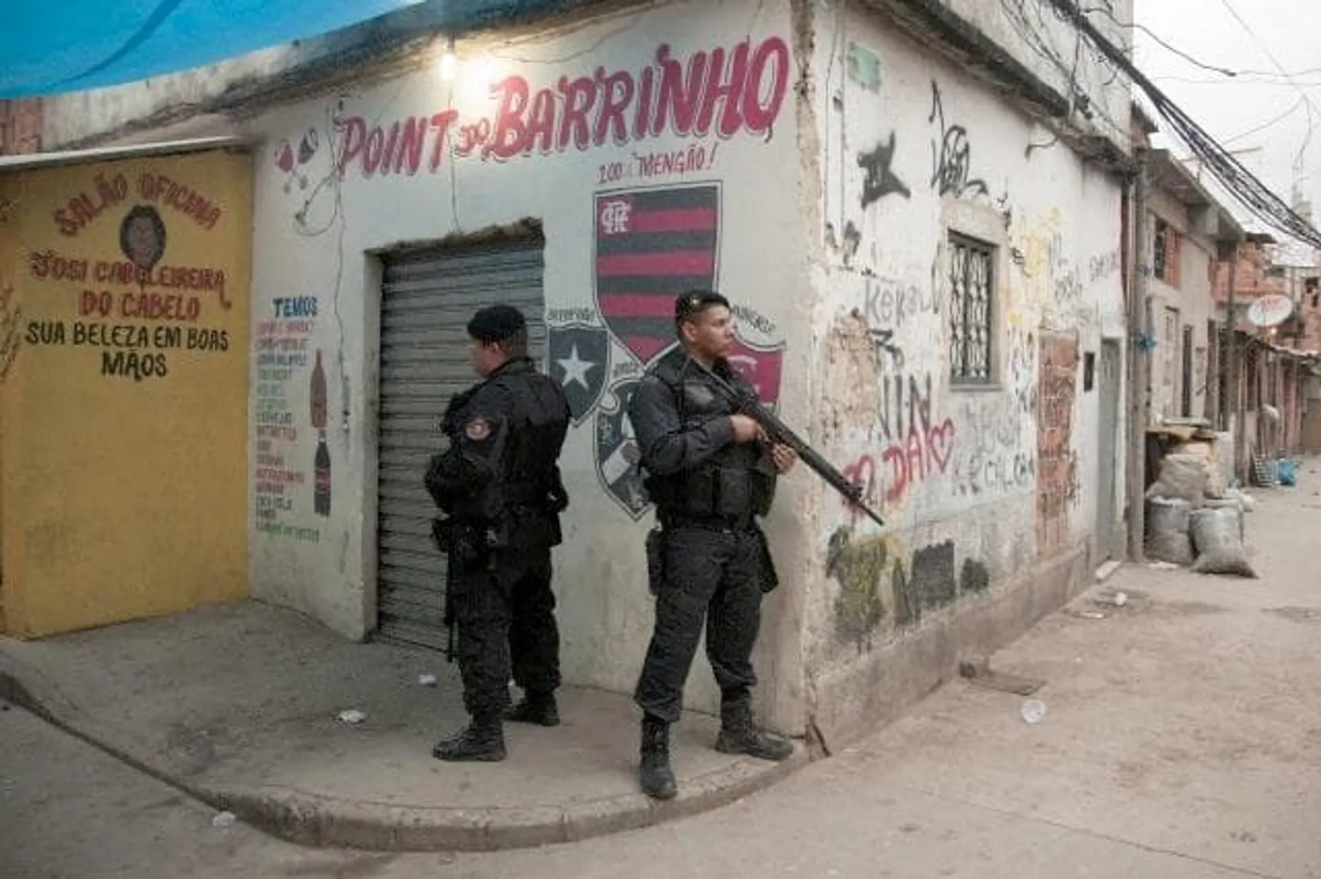 La polizia brasiliana durante un'operazione all'interno di una malfamata favela di Rio