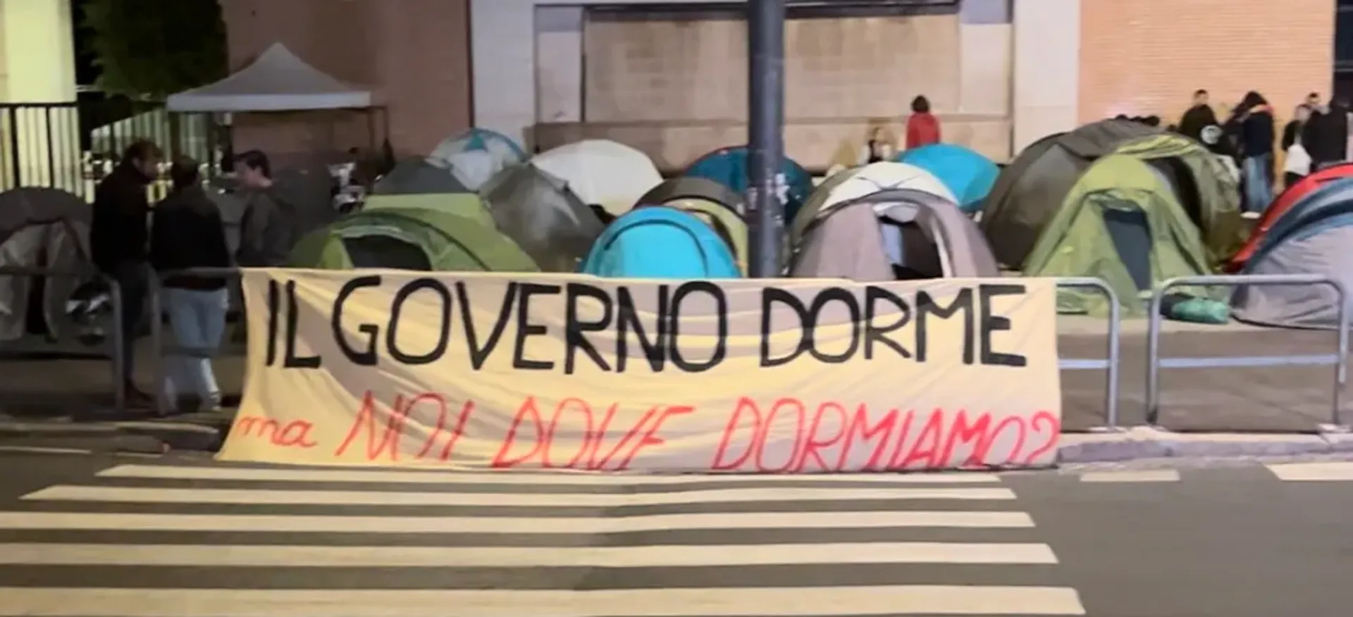 Studenti in tenda davanti alla Sapienza