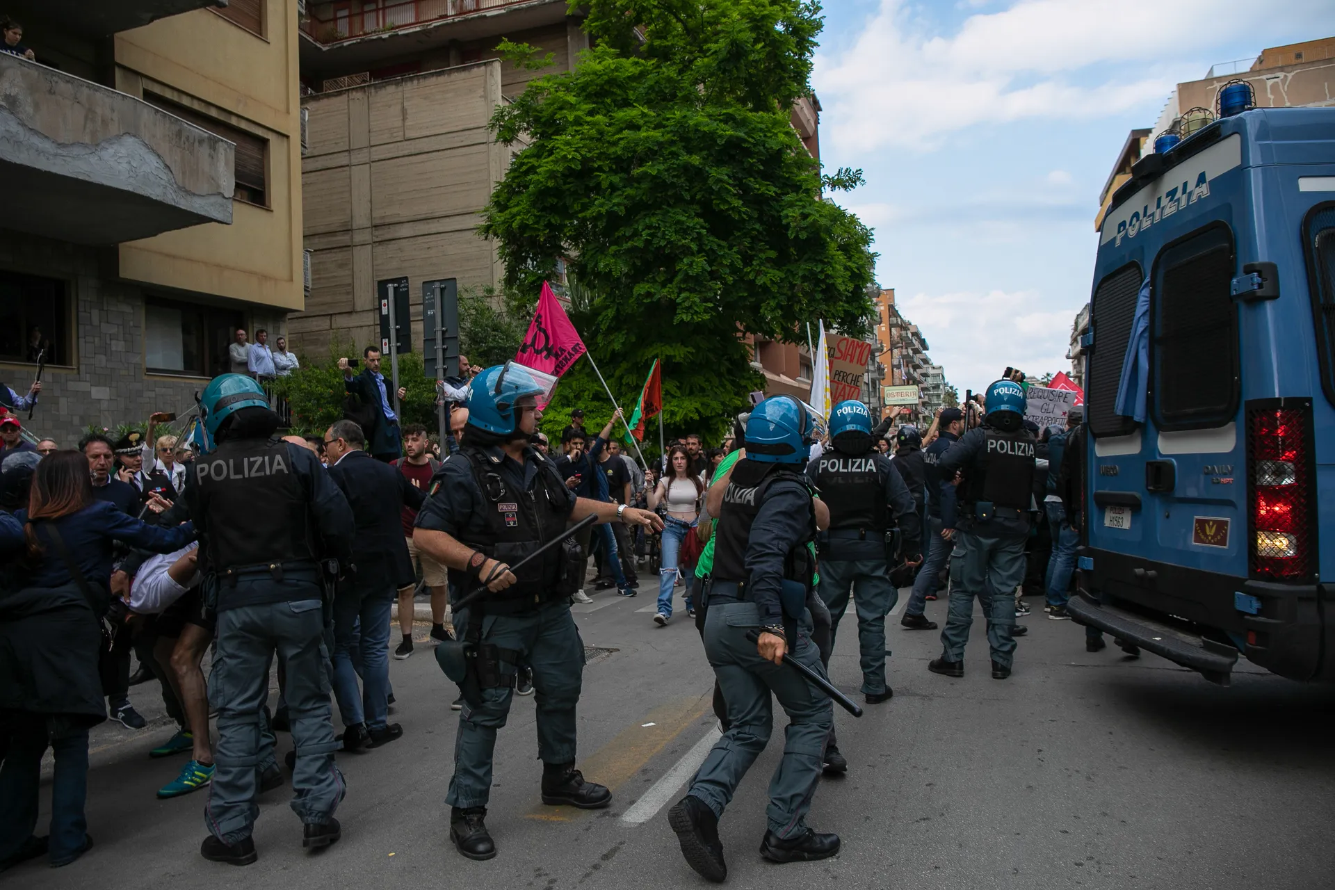 23/05/2023 Palermo, tensione alla commemorazione della strage di Capaci, il corteo di studenti e sindacati è stato caricato dalla polizia. Attimi di tensione e sfondamento del cordone nei pressi dell'Albero Falcone.