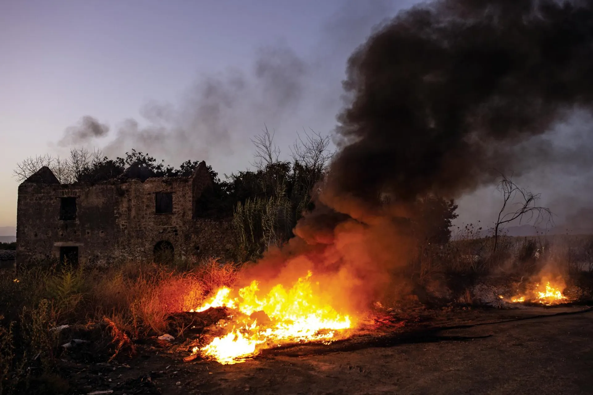 Un incendio di rifiuti tossici nei pressi di Giugliano, comune nel Napoletano. Il 30 gennaio la Corte europea dei diritti dell’uomo ha condannato l’Italia con una sentenza storica per “non aver protetto la vita degli abitanti”