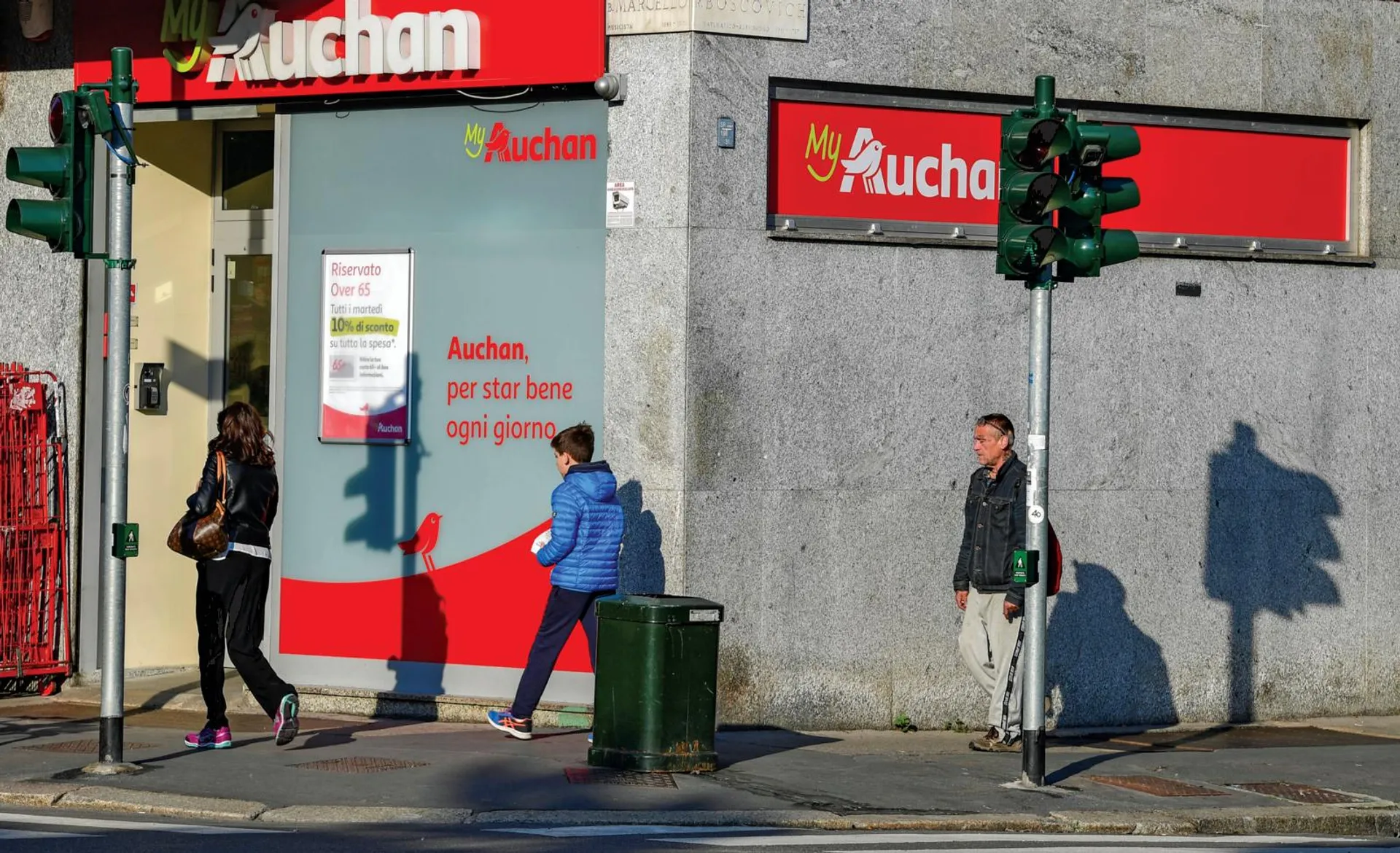 Uno dei punti di vendita della catena Auchan a Milano