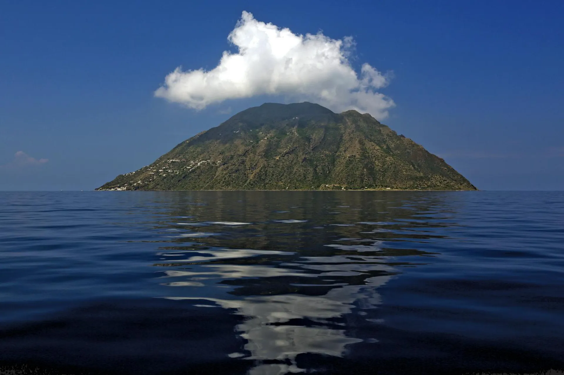 Veduta dell'isola di Alicudi, nell'arcipelago delle Eolie