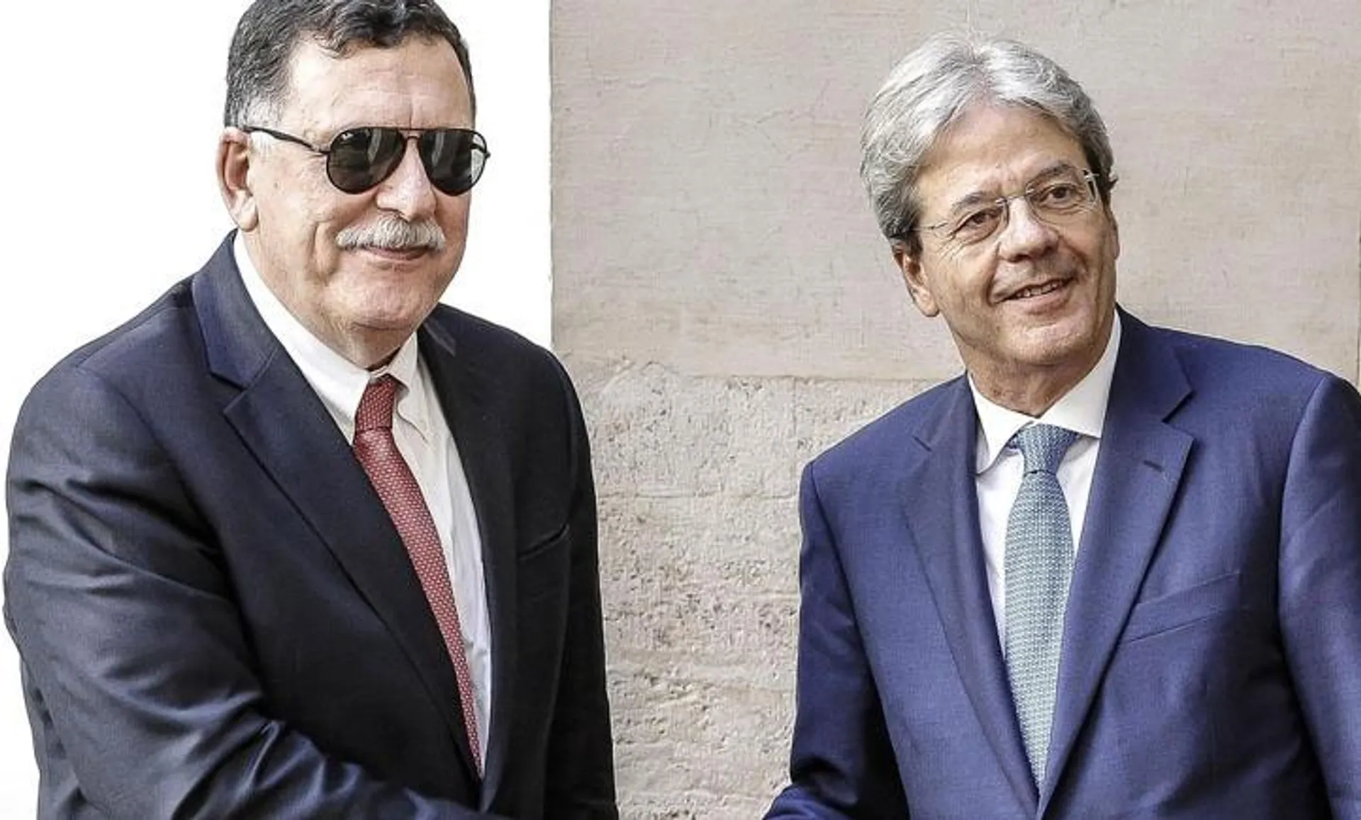 Paolo Gentiloni con il primo ministro libico Fayez al-Sarraj