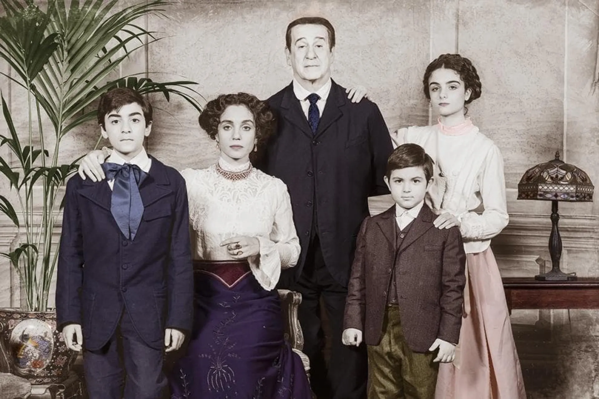 La famiglia Scarpetta nel film 'Qui rido io'. Foto Mario Spada, postproduzione FUORI GAMUT